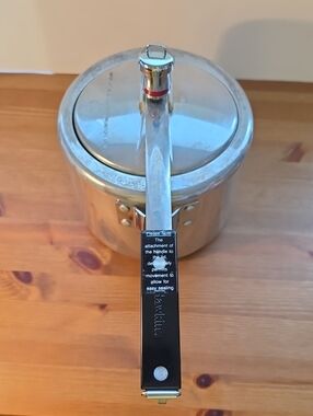 Hawkins 3 Litre Pressure Cooker With Vent Weight